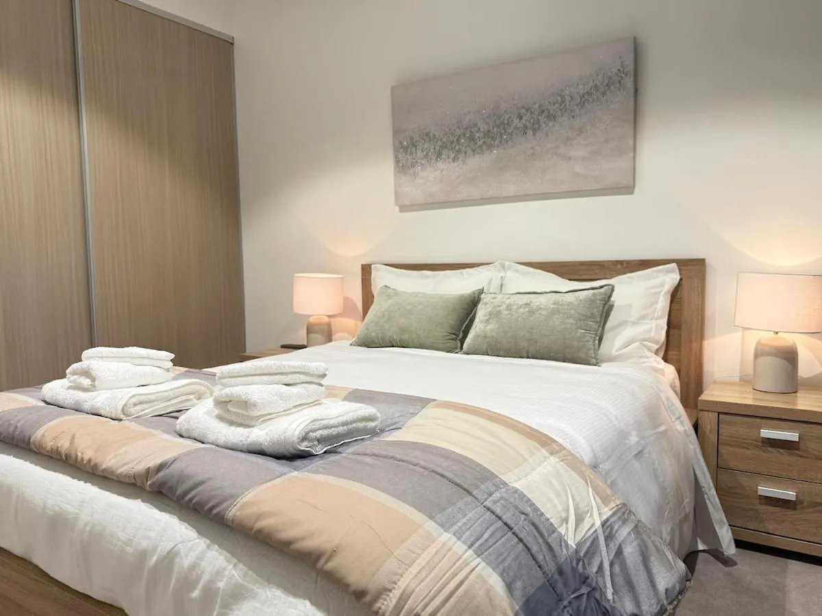 Cbd Queen Wharf Apartment With Views Pool And Gym